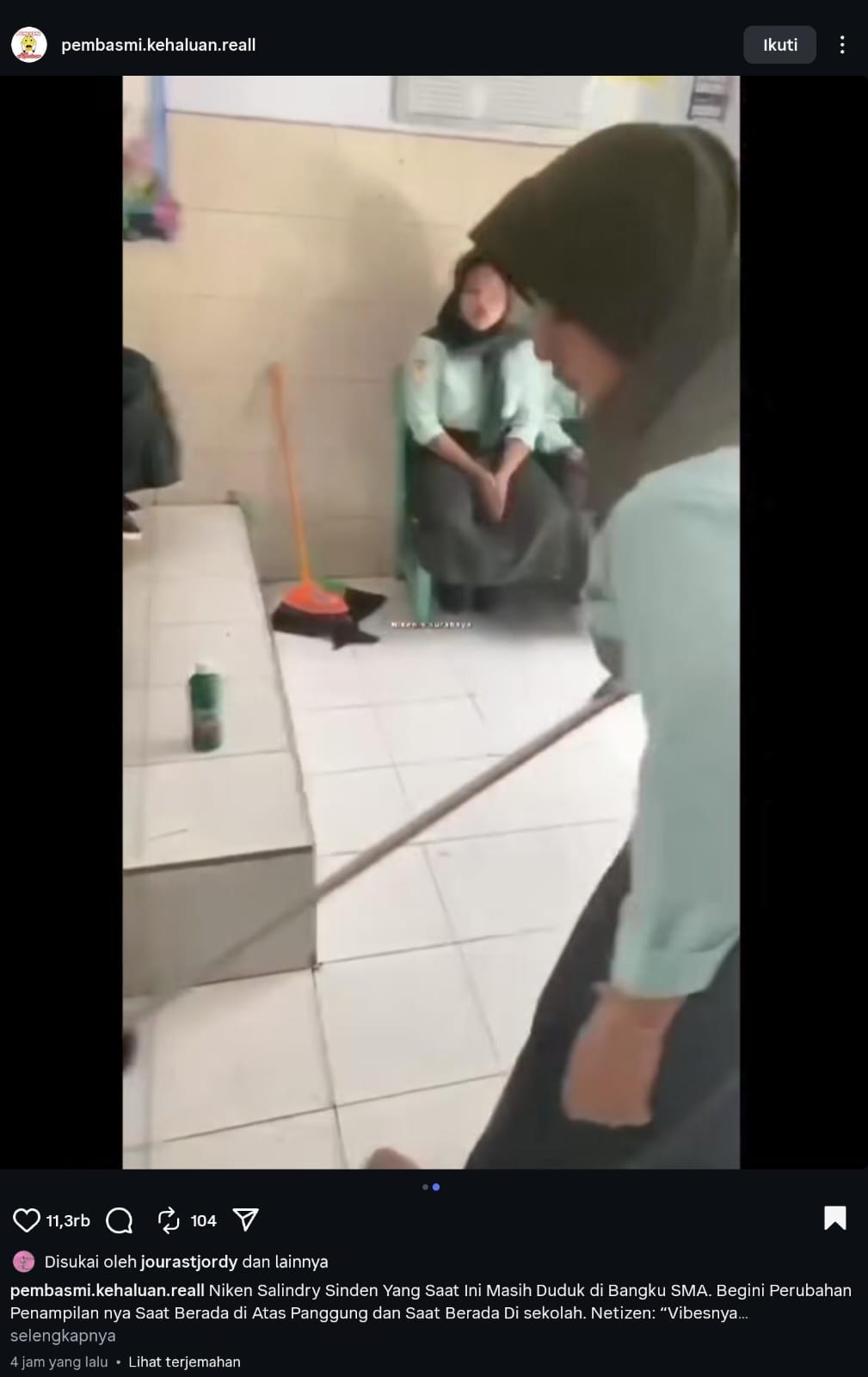 Niken Salindry tengah mengepel lantai di sekolahnya